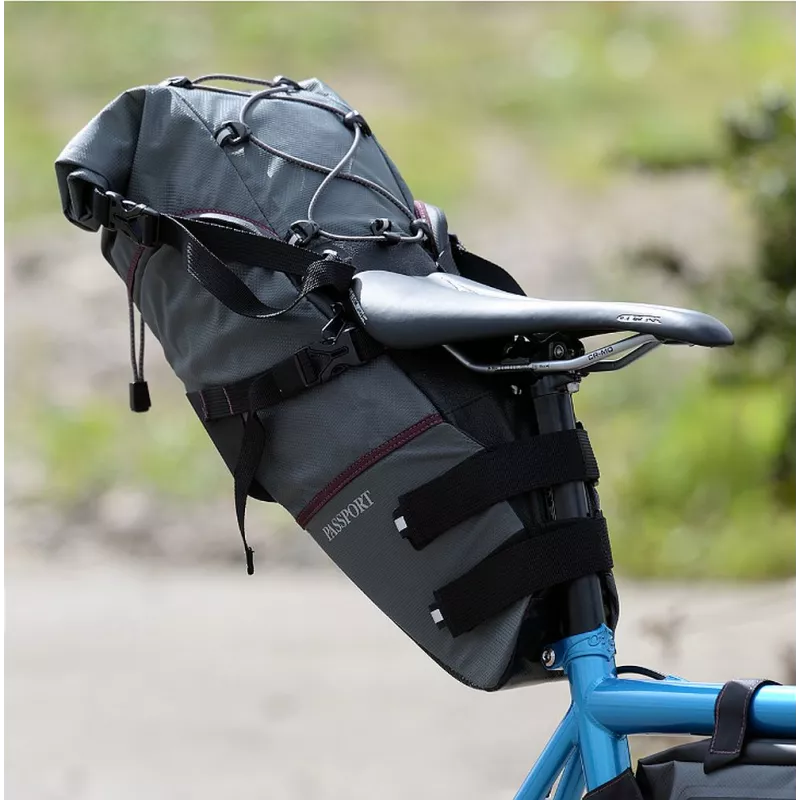 Halo Passport Seat Pack - brašna na sedlovku 9,8L beznosičová | kasitro.live