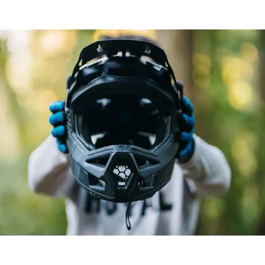 7idp - SEVEN (by Royal) – Full-Face Helmet (Dark) | kasitro.live
