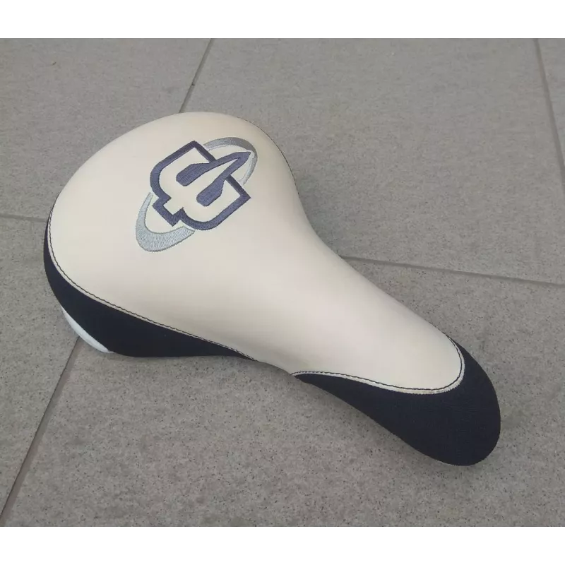 Brave AirTime SeatGrab saddle White