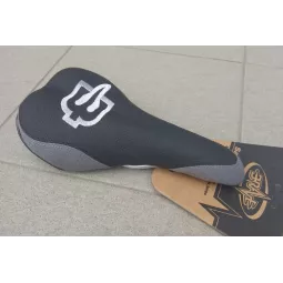 Brave Tailwhip sedlo Black