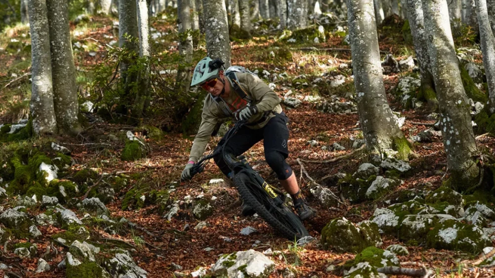 Cyklista na trailu s kolem koupeným u Katmaru